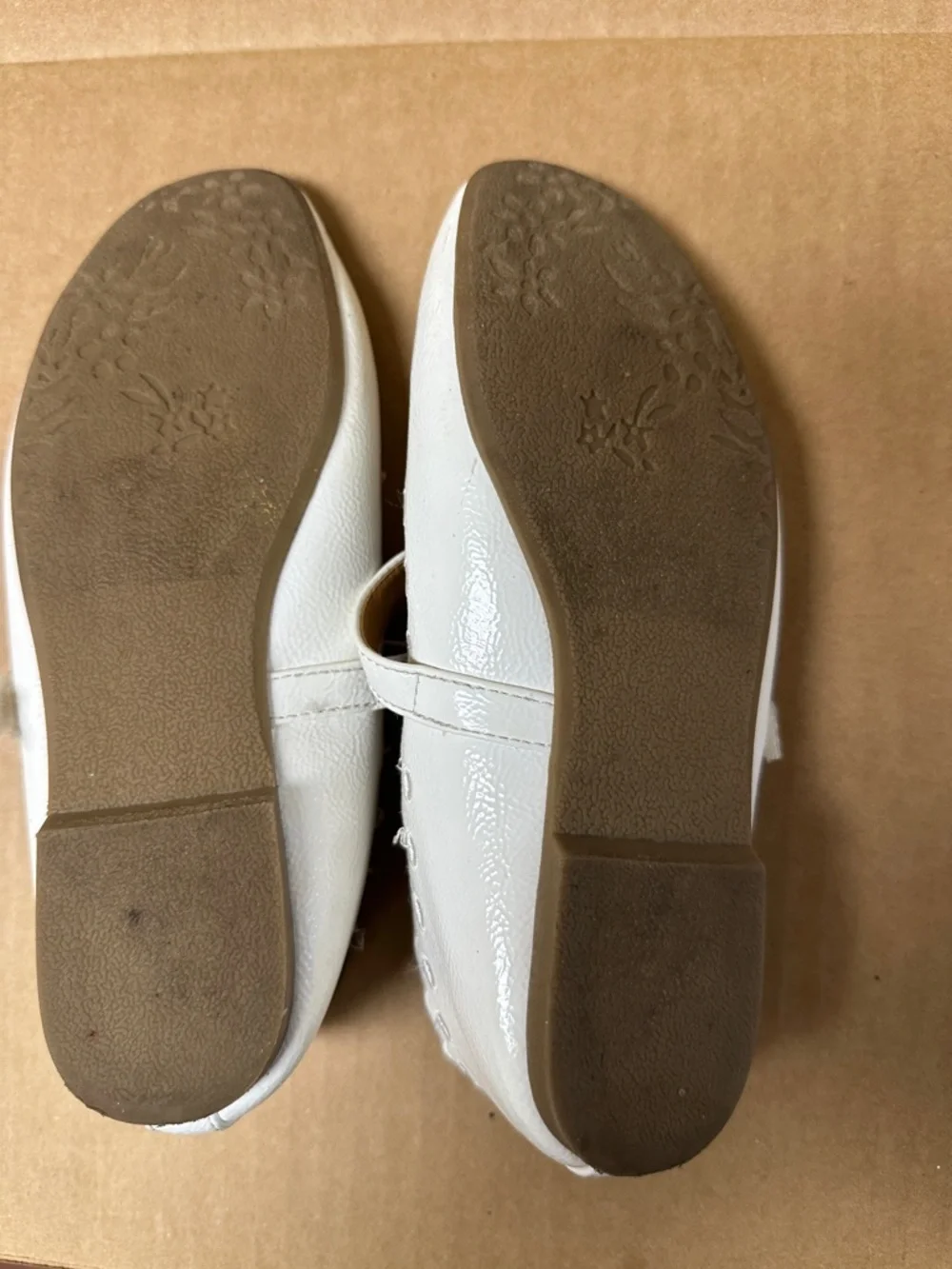 ##113, Young girl size 13, DV by Dolce Vita Flats with Scalloped Edge, Velcro